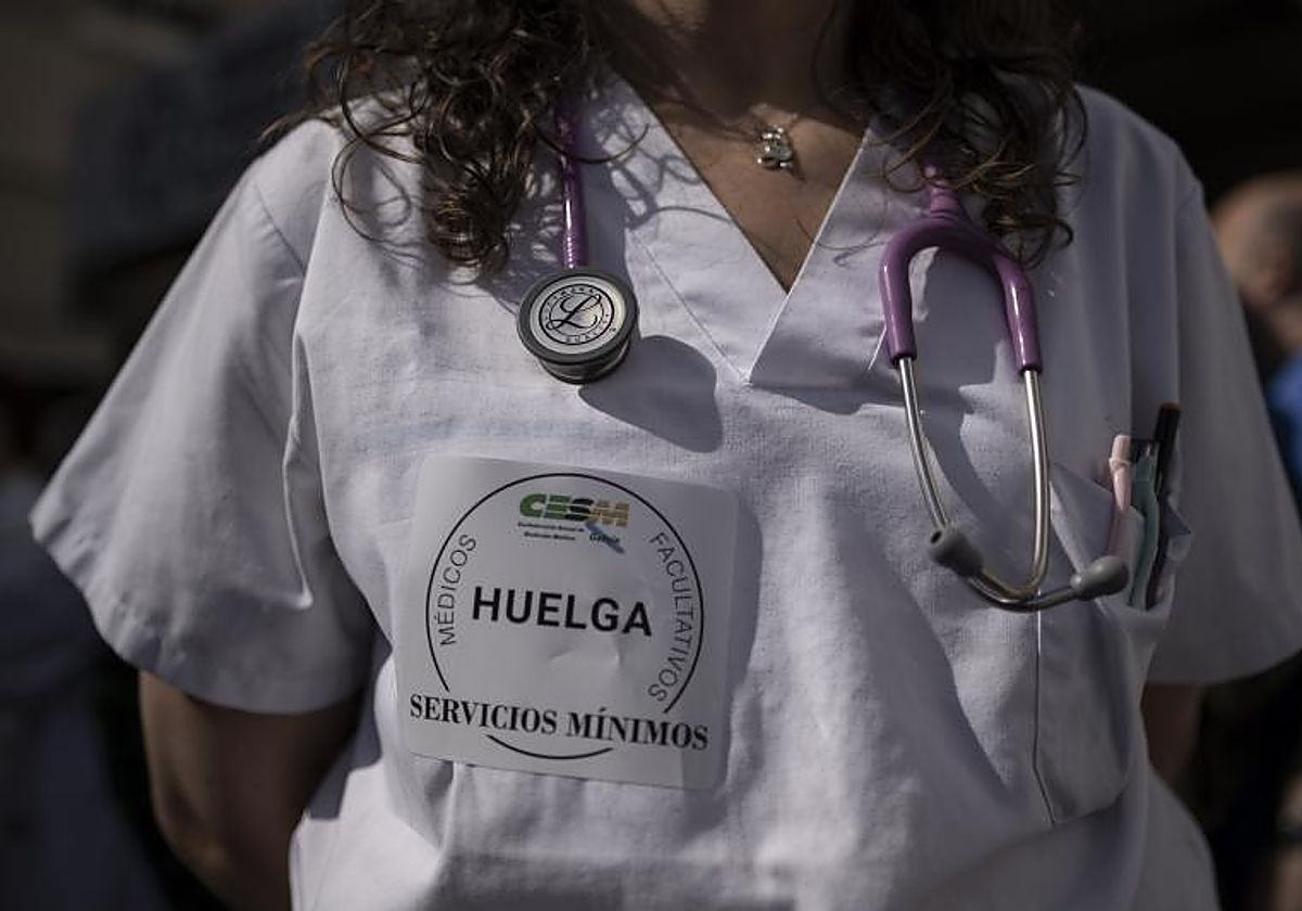 Una profesional durante una concentración en Orense