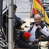 Juan Carlos I en Galicia: casi tres horas en el mar y discreción en tierra