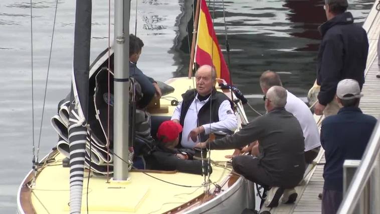 Juan Carlos I navega a bordo del Bribón