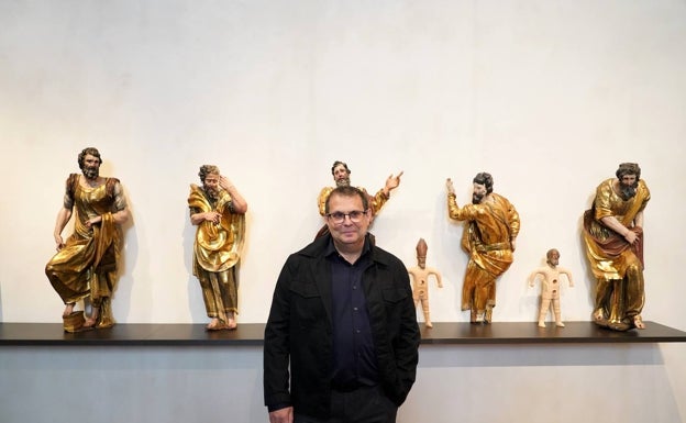Santiago Ydáñez, junto a una de sus obras
