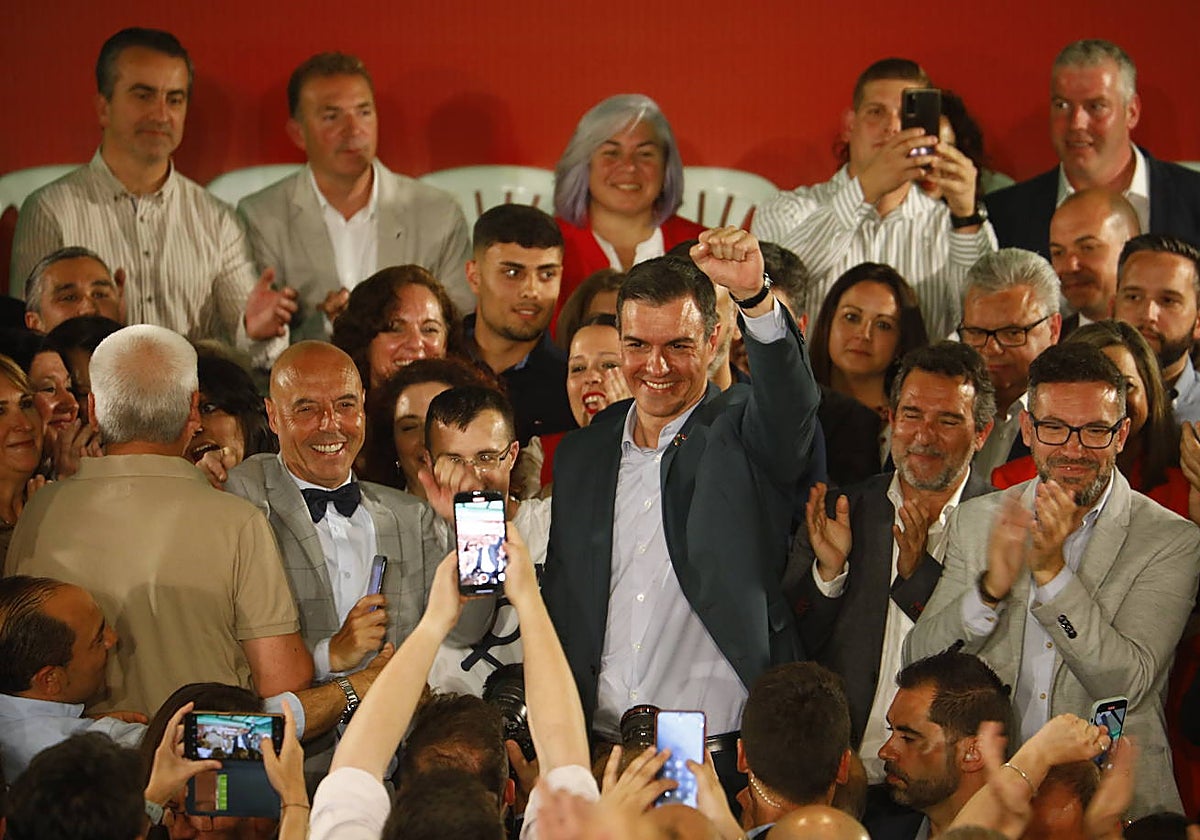 Pedro Sánchez, con militantes socialistas durante el acto