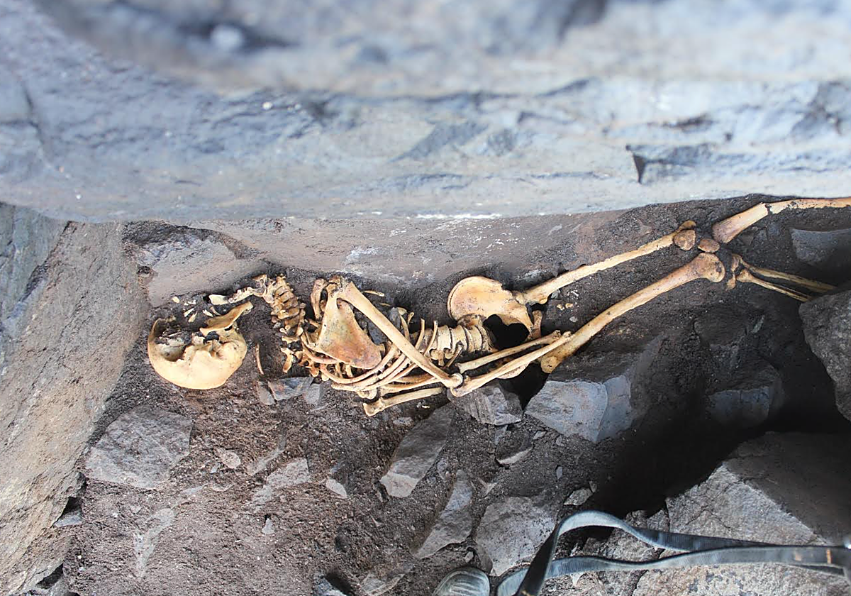 Los restos encontrados estaban maniatados dentro de una cueva que quedó cerrada por un derrumbe