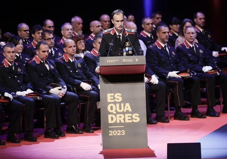 Los Mossos condecoran al inspector general del Ejército por «su disposición a tender puentes»