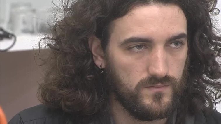 La candidata de Podemos Asturias se encierra junto a una decena de afines en la sede del partido en Gijón