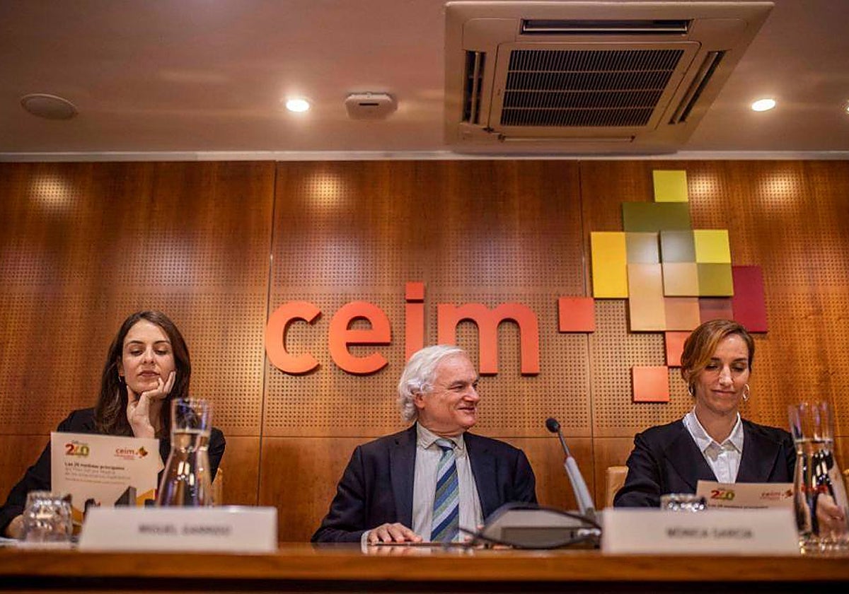 Rita Maestre y Mónica García, junto a Miguel Garrido durante su reunión en la sede de CEIM