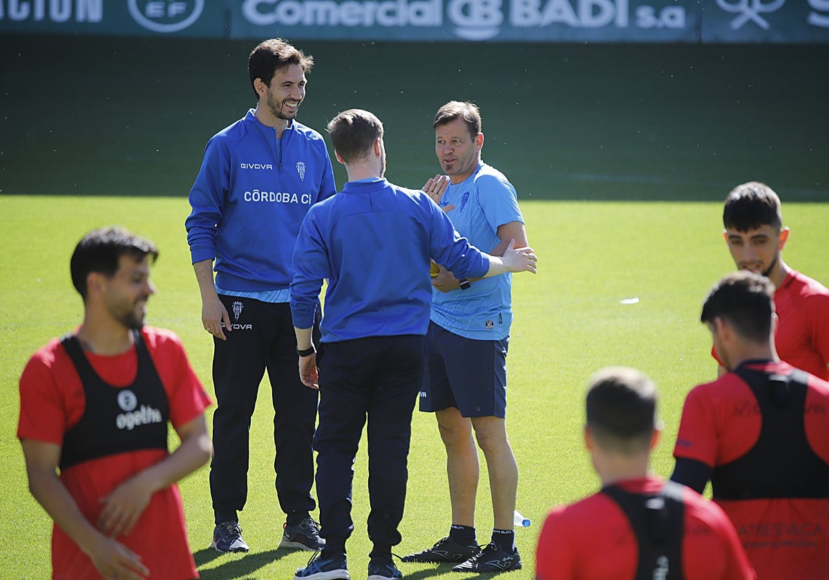 El entrenador del Córdoba Manuel Mosquera conversa con su cuerpo técnico