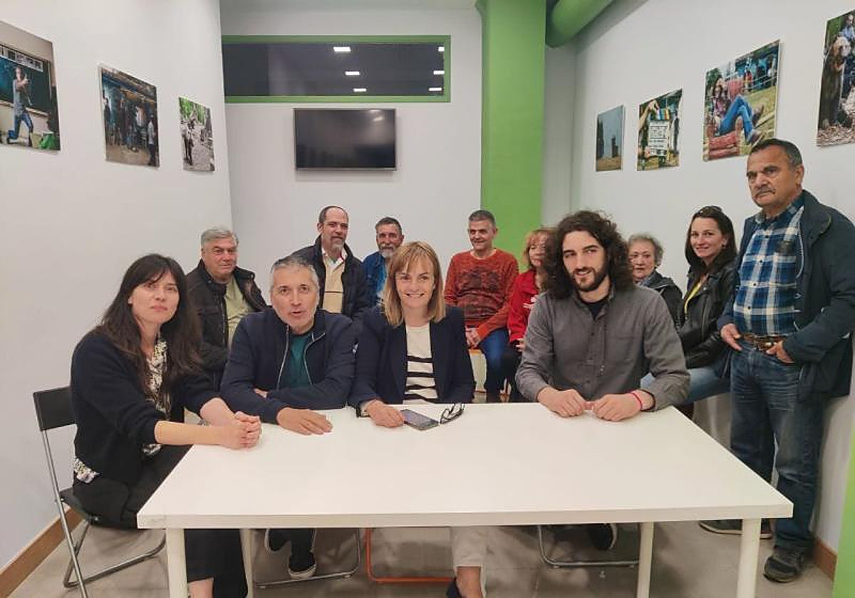 Covadonga Tomé y su equipo encerrados en la sede de Podemos Gijón como protesta contra la dirección autonómica y nacional por un intento de manipular la lista electoral con la que se impusieron en las primarias de noviembre