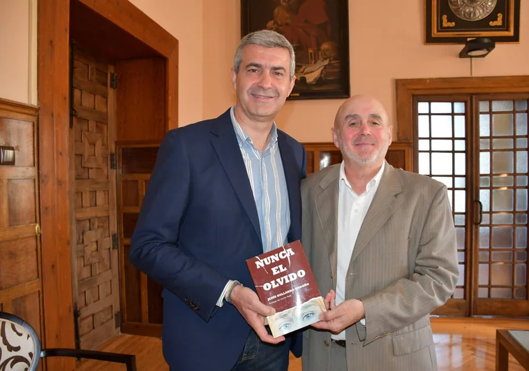 Álvaro Gutiérrez felicita a Jesús Gallardo por la publicación de su novela 'Nunca el olvido'