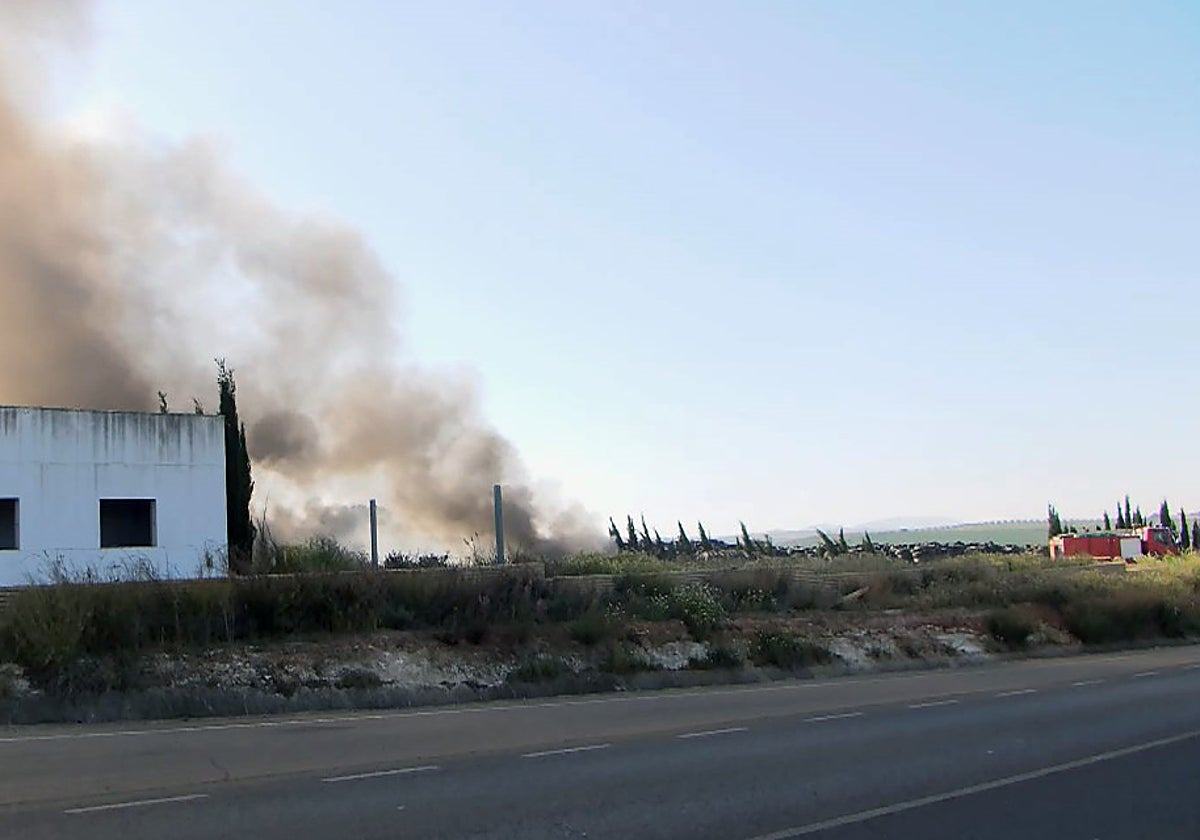Cortina de humo en la planta de neumáticos incendiada este jueves en Puente Genil