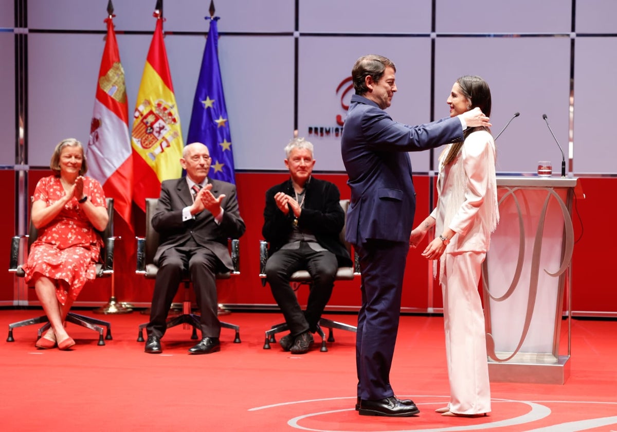 Mañueco impone la distinción a la gimnasta Carolina Rodríguez como Premio Castilla y León del Deporte