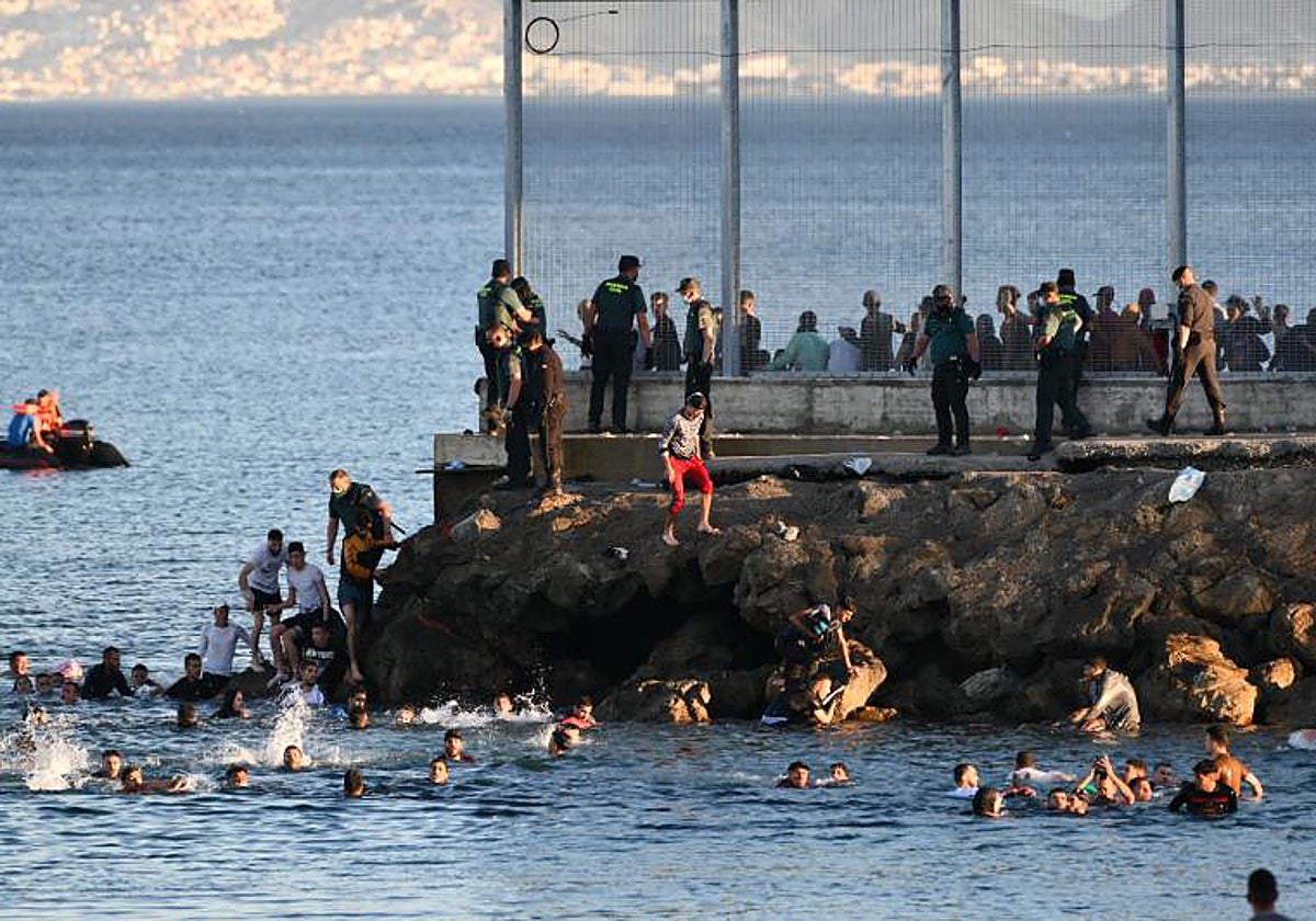 Imagen de archivo de la avalancha de miles de marroquíes sobre Ceuta, en mayo de 2021