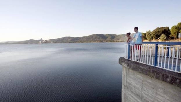 Imagen antes - Puente Nuevo con la presa llena y ahora la tierra y las barcas sin agua