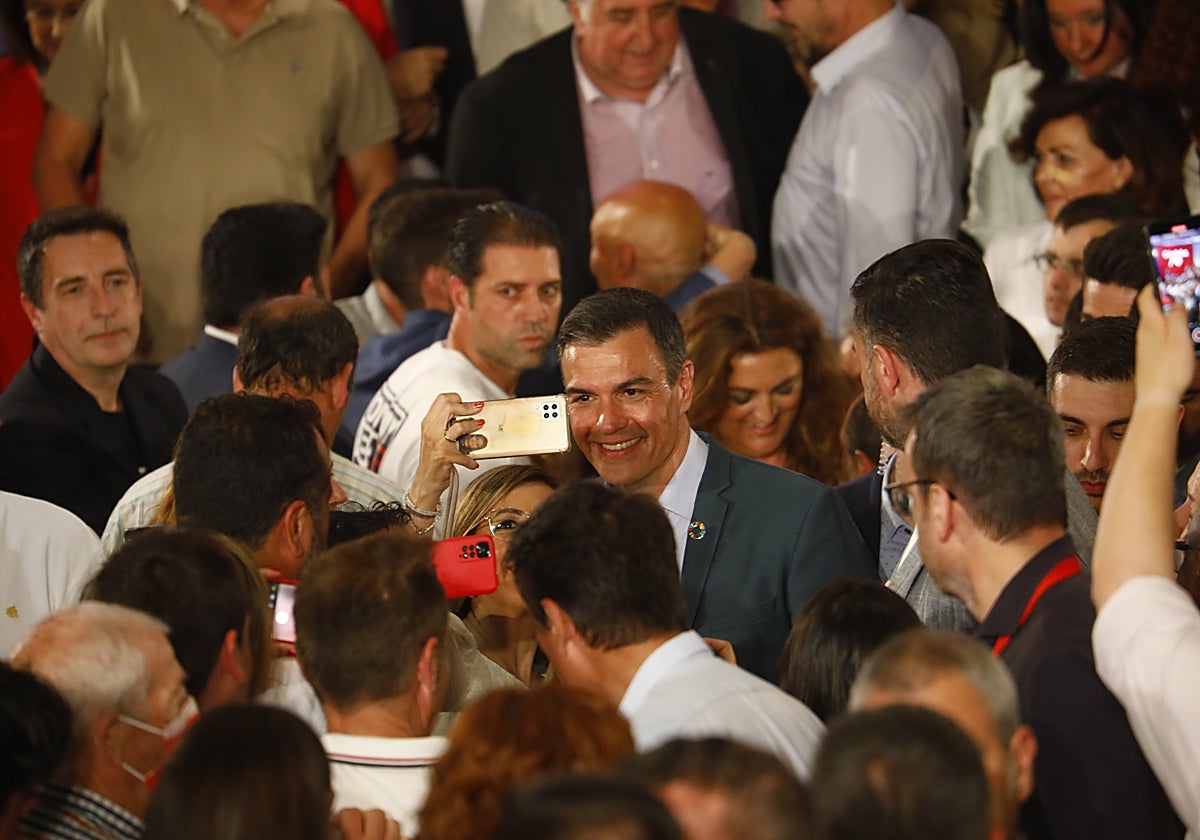 Pedro Sánchez a su llegada al auditorio del Colegio Mayor Nuestra Señora de la Asunción en Córdoba