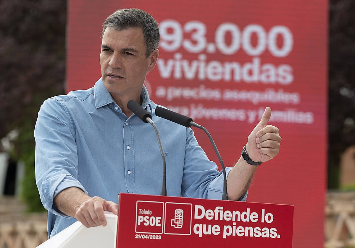 Pedro Sánchez, durante su mitin del pasado viernes en Toledo, con un fondo con el número de viviendas públicas que ha prometido