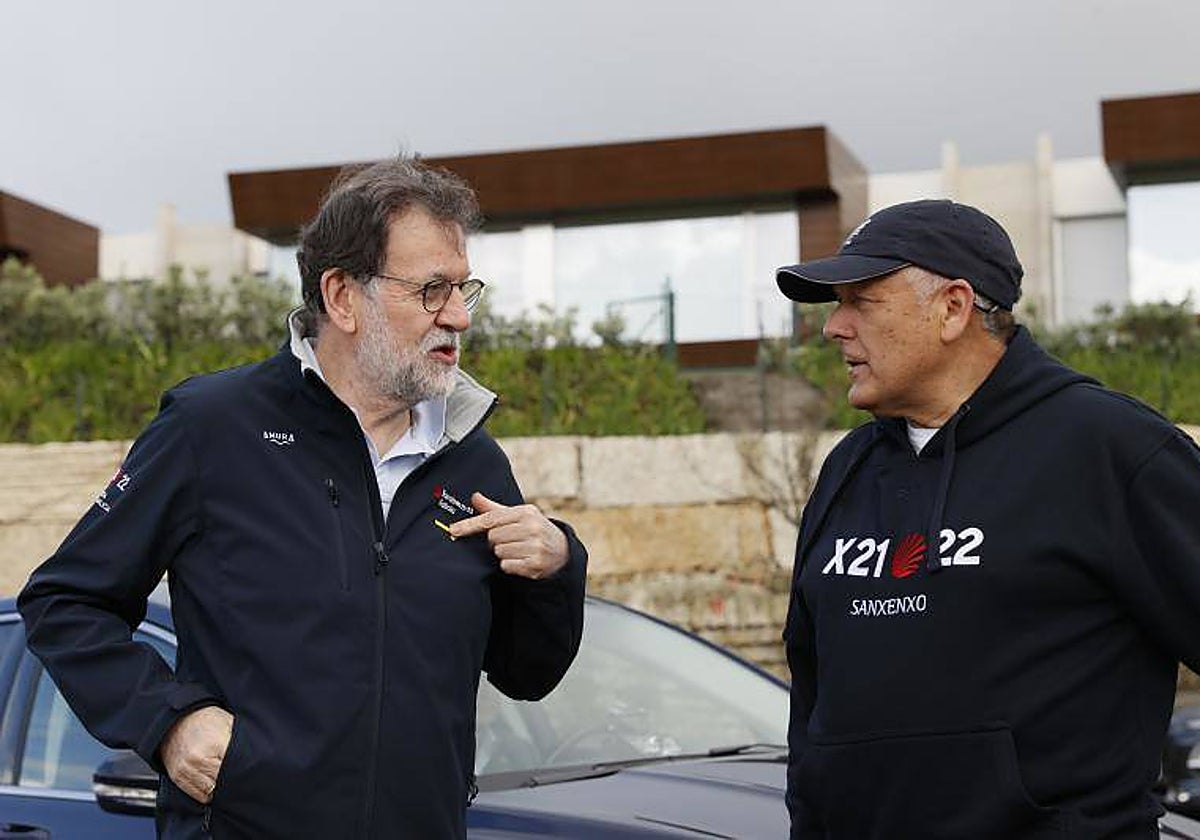 Mariano Rajoy y el alcalde de Sangenjo, Telmo Martín, este sábado antes de una caminata por una senda natural del municipio