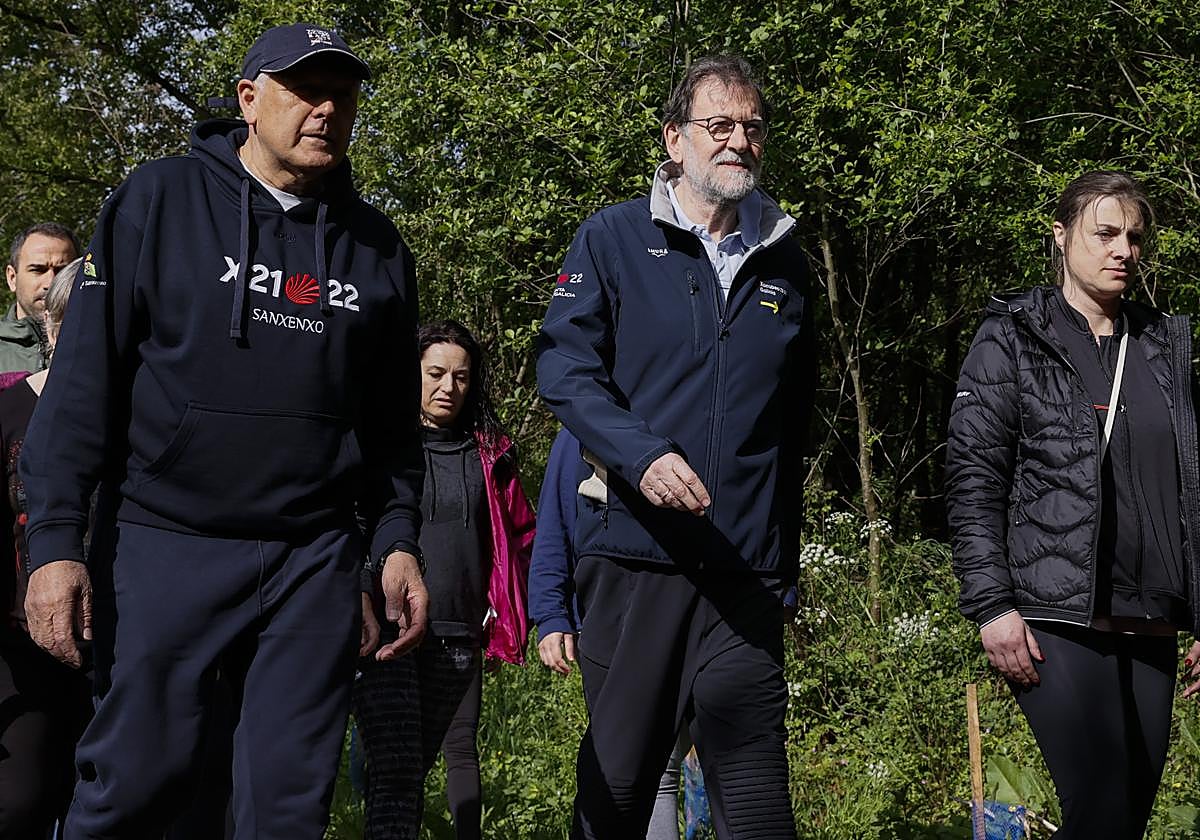 Mariano Rajoy recorre la nueva senda fluvial de Dorrón en Sangenjo