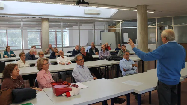 Agustín Chozas, antiguo profesor de Filosofía de la Universidad Laboral de Toledo, se dirige a los alumnos de la primera promoción del centro