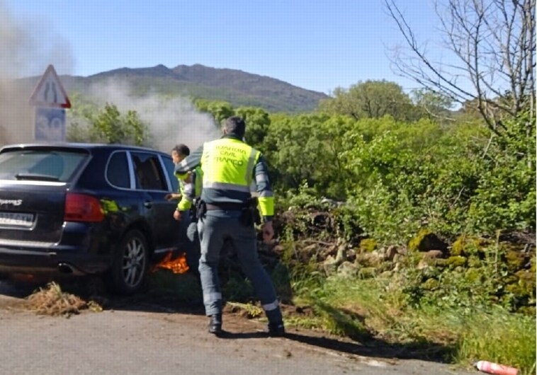 Dos guardia civiles rescatan a un hombre semincosciente de un coche en llamas
