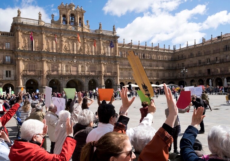 Centenares de salmantinos abrazan a la Plaza Mayor como denuncia a la desigualdad en el mundo