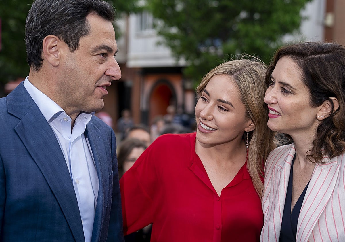 Juanma Moreno charla con la candidata del PP a la Alcaldía de Fuenlabrada, Noelia Núñez y la presidenta de la Comunidad de Madrid, Isabel Díaz Ayuso