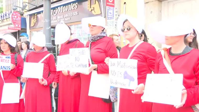 Protesta contra la gestación subrogada ante el ministerio de Justicia