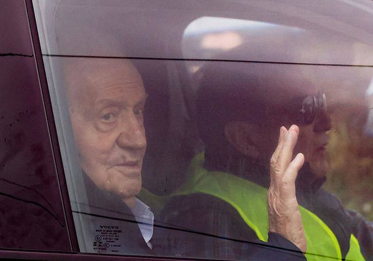 Don Juan Carlos en el coche con su amigo Pedro Campos de camino al aeropuerto de Vigo este domingo