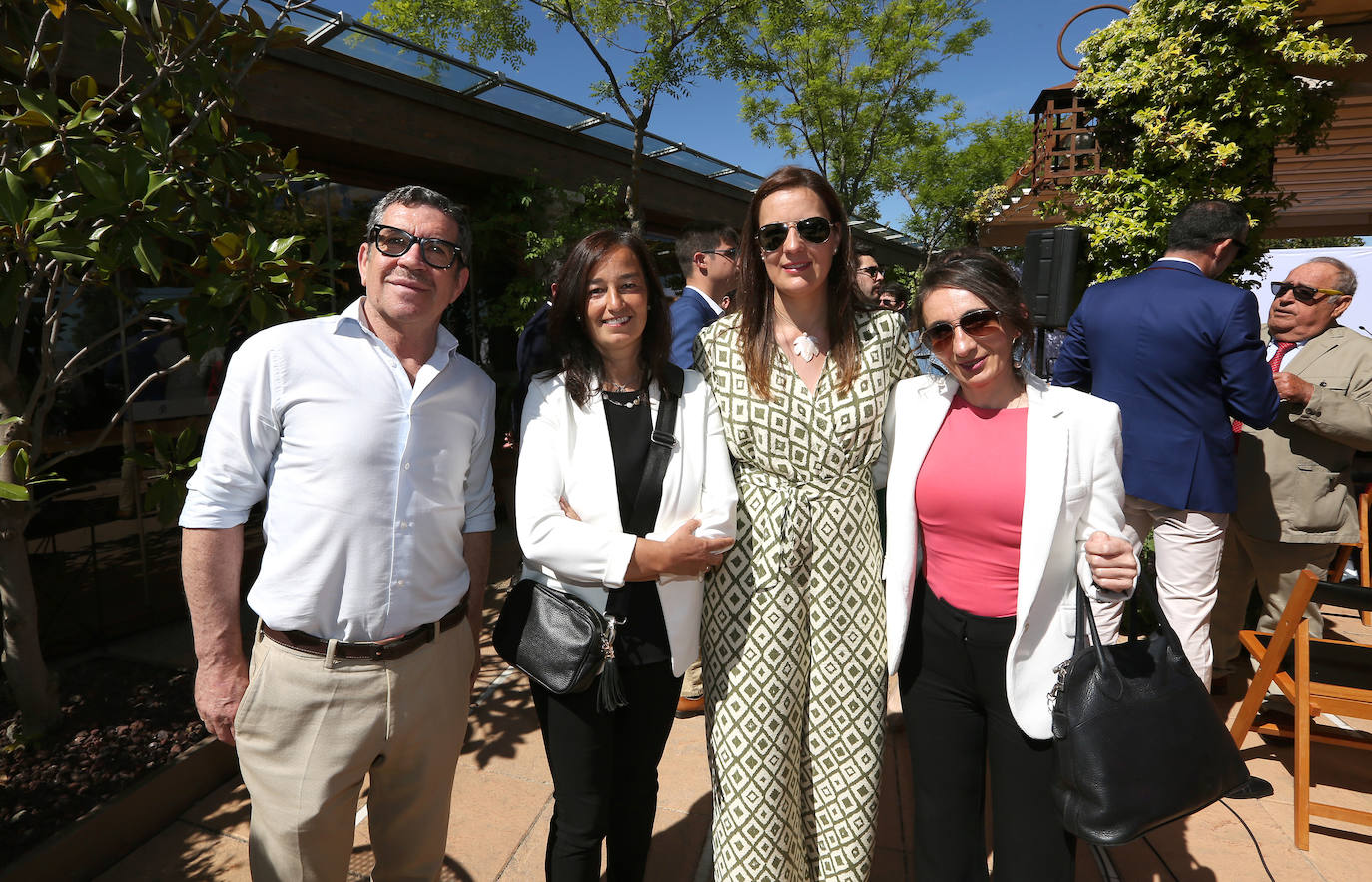 Carlos Velázquez presenta a su equipo en sociedad