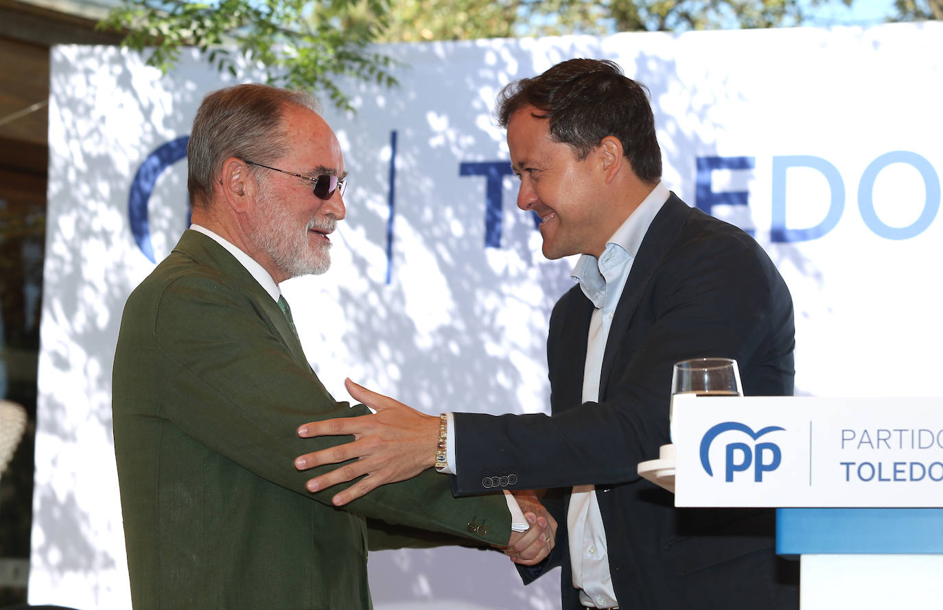 Carlos Velázquez presenta a su equipo en sociedad