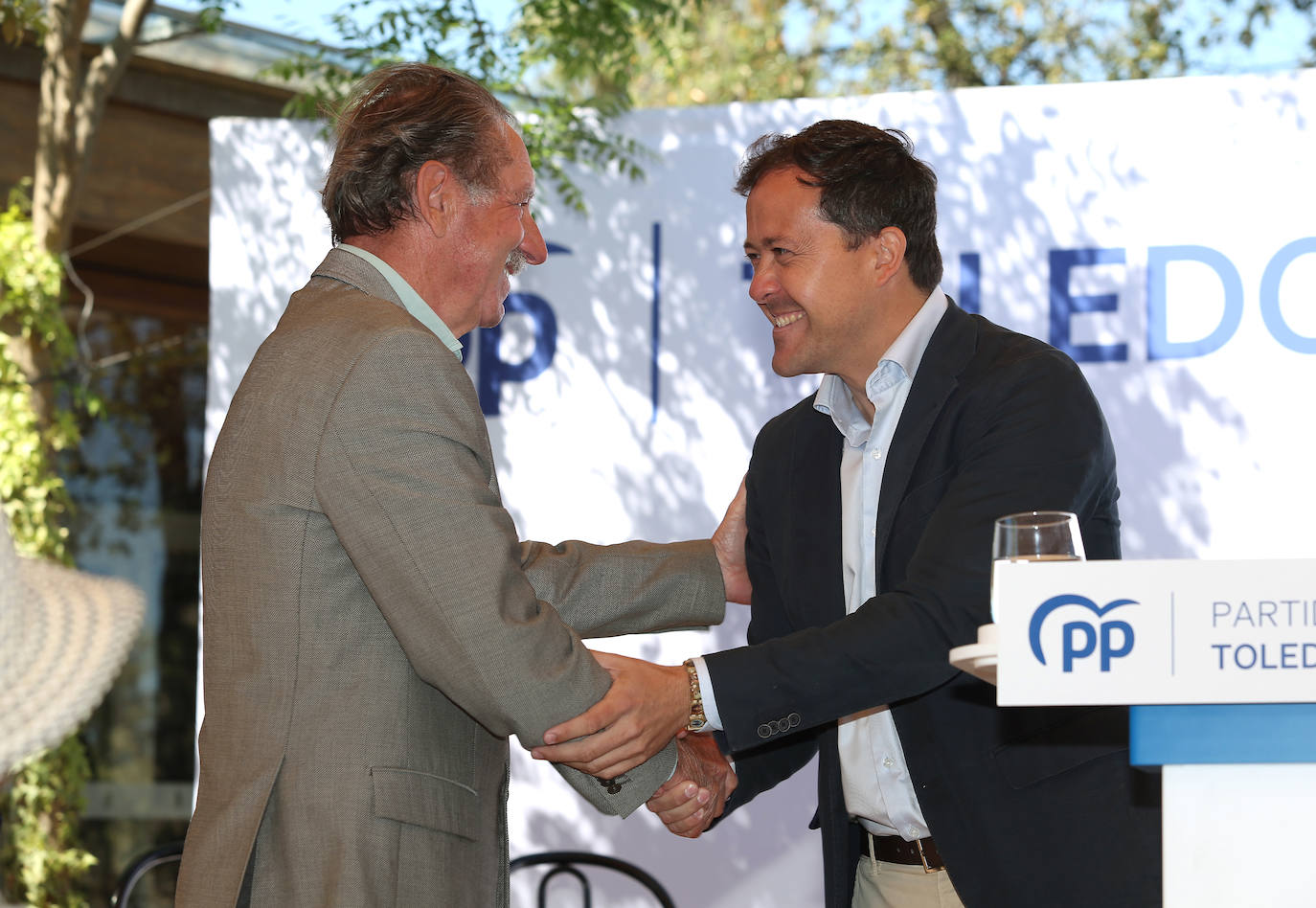 Carlos Velázquez presenta a su equipo en sociedad