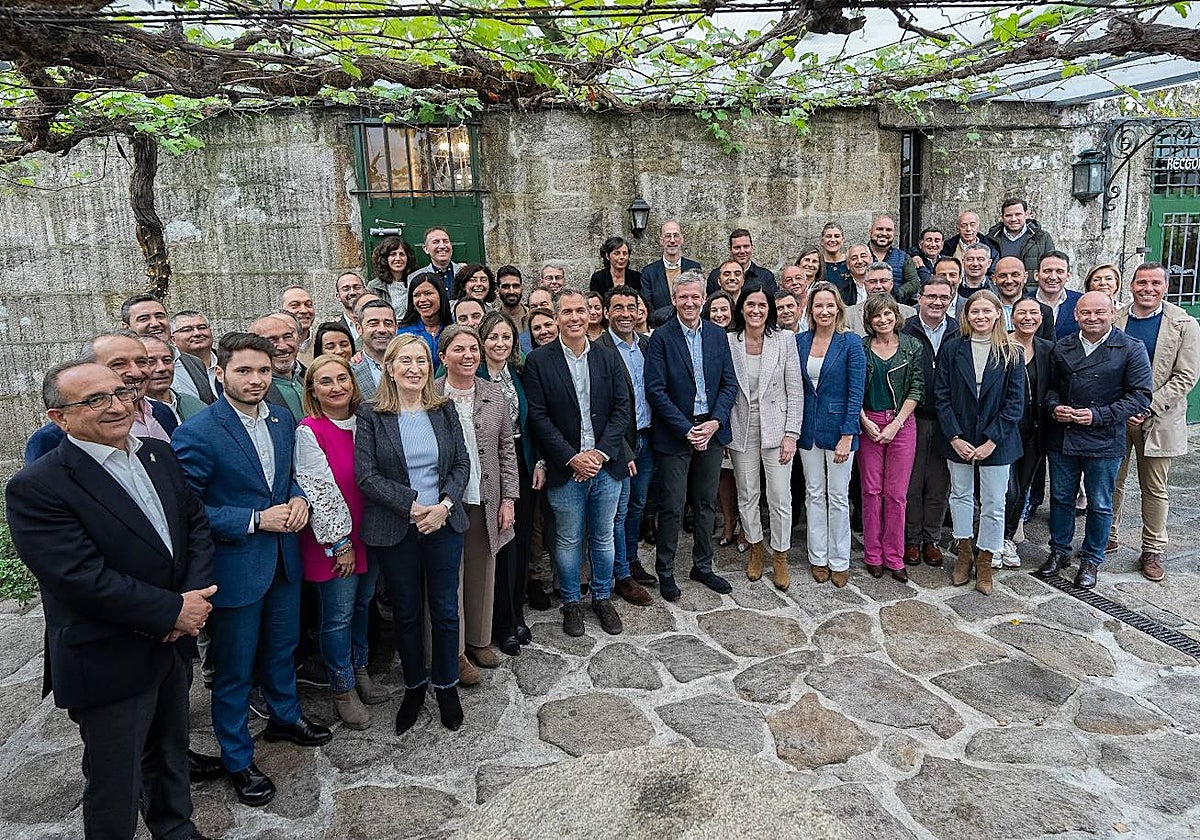 Rueda, este domingo en Vilaboa, al frente de la foto de familia con los candidatos del PPdeG el 28M en la provincia de Pontevedra