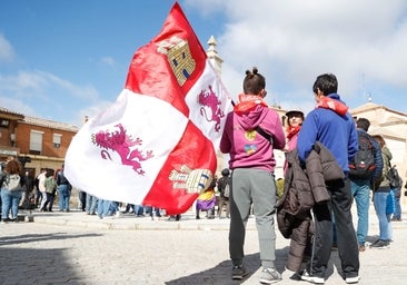 Poesía y jotas para dar color a una campa «floja»