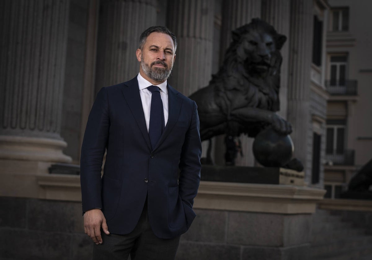 Santiago Abascal posa para ABC el pasado jueves en la Puerta de los Leones del Congreso de los Diputados