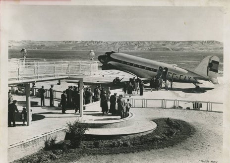 Imagen secundaria 1 - Arriba, inauguración del aeropuerto de Barajas, en abril de 1931. Abajo, izq., diciembre de 1945: un DC-3 de Iberia esperando la subida de pasajeros en el aeropuerto madrileño. Dcha, año 1972, tripulación del vuelo un millón llegado a Barajas desde su puesta en servicio.