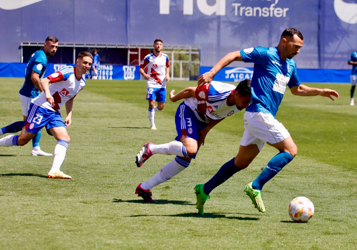 De las Cuevas conduce el balón ante la presión del rival