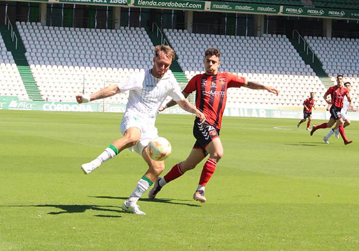 Córdoba B y Salerm Puente Genil durante su duelo en El Arcángel