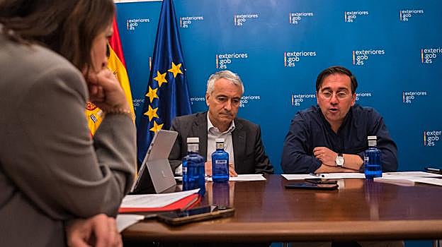 Reunión de Emergencia Consular presididad por el ministro de Exteriores, José Manuel Albares, en la que se coordinaba la evacuación