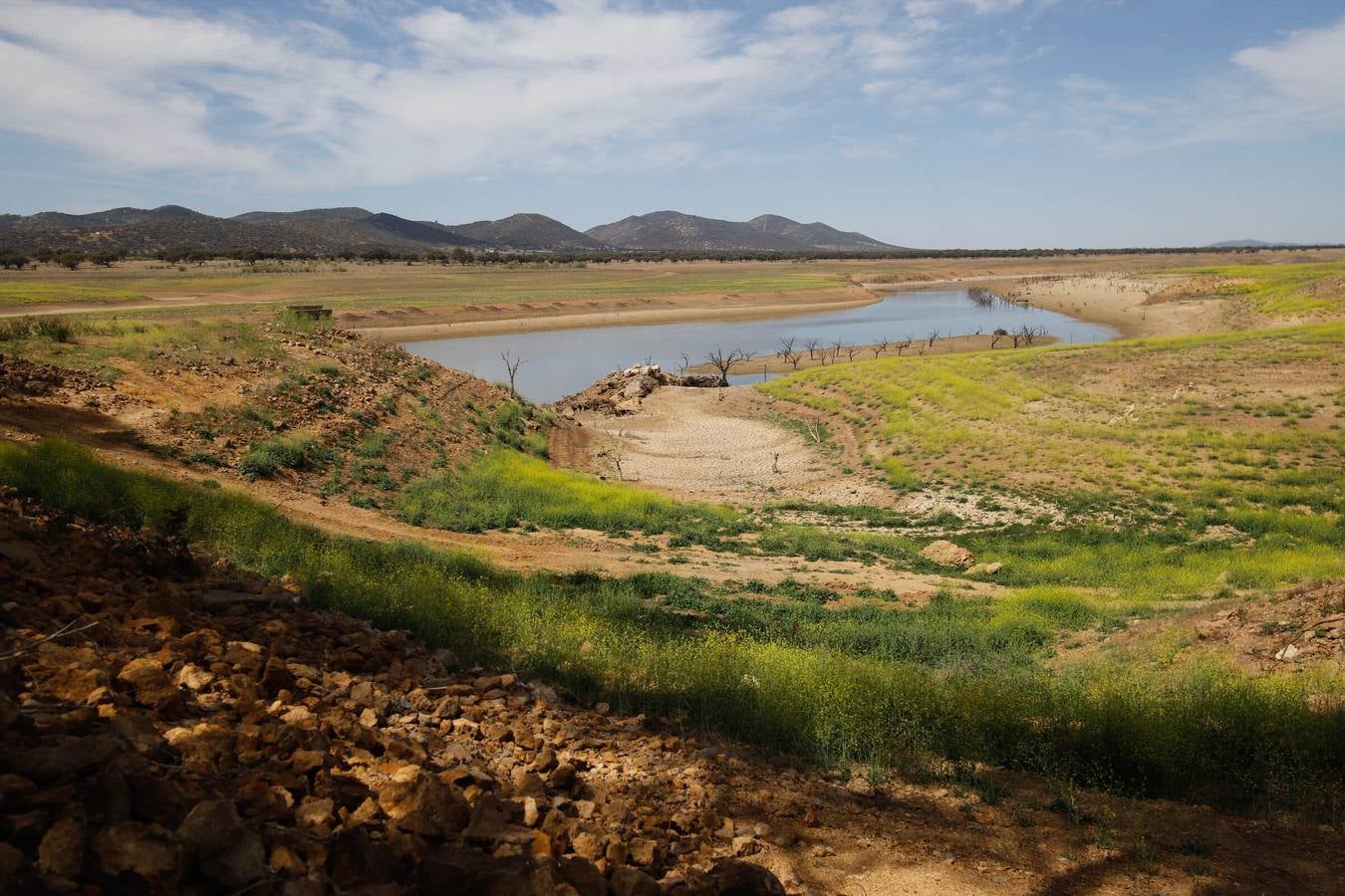 El impactante paisaje de sequía en los pantanos de Córdoba, en imágenes