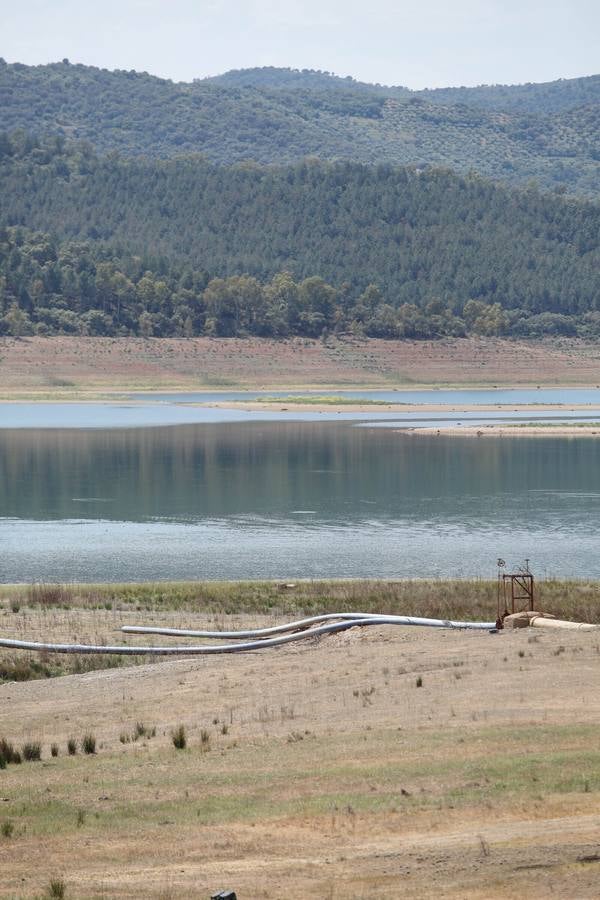 El impactante paisaje de sequía en los pantanos de Córdoba, en imágenes