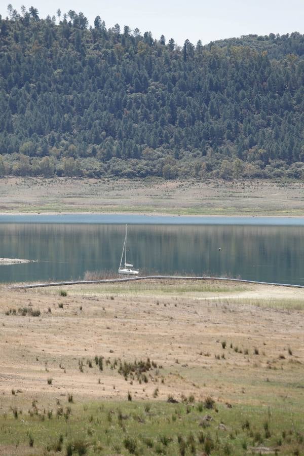 El impactante paisaje de sequía en los pantanos de Córdoba, en imágenes