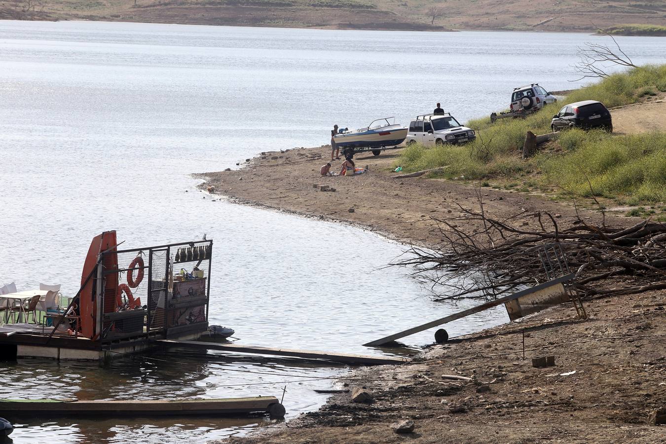 El impactante paisaje de sequía en los pantanos de Córdoba, en imágenes