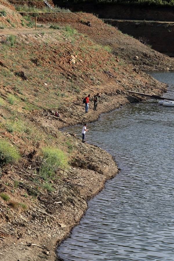 El impactante paisaje de sequía en los pantanos de Córdoba, en imágenes