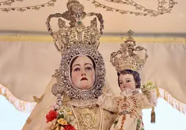 Los ríos de devoción en el traslado procesional de la Virgen de Araceli por Lucena, en imágenes