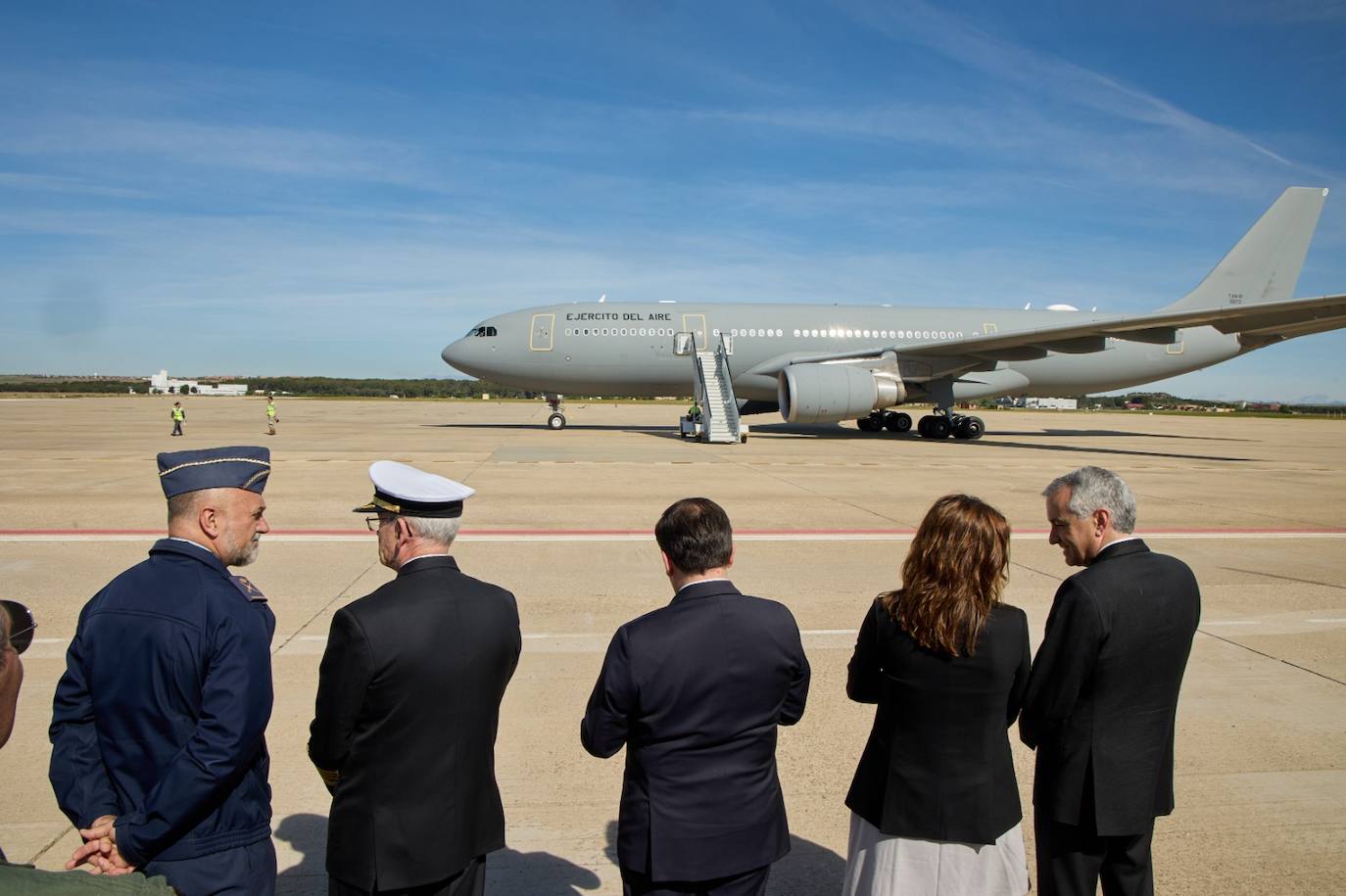 El avión militar con los evacuados ha aterrizado pasadas las once de la mañana