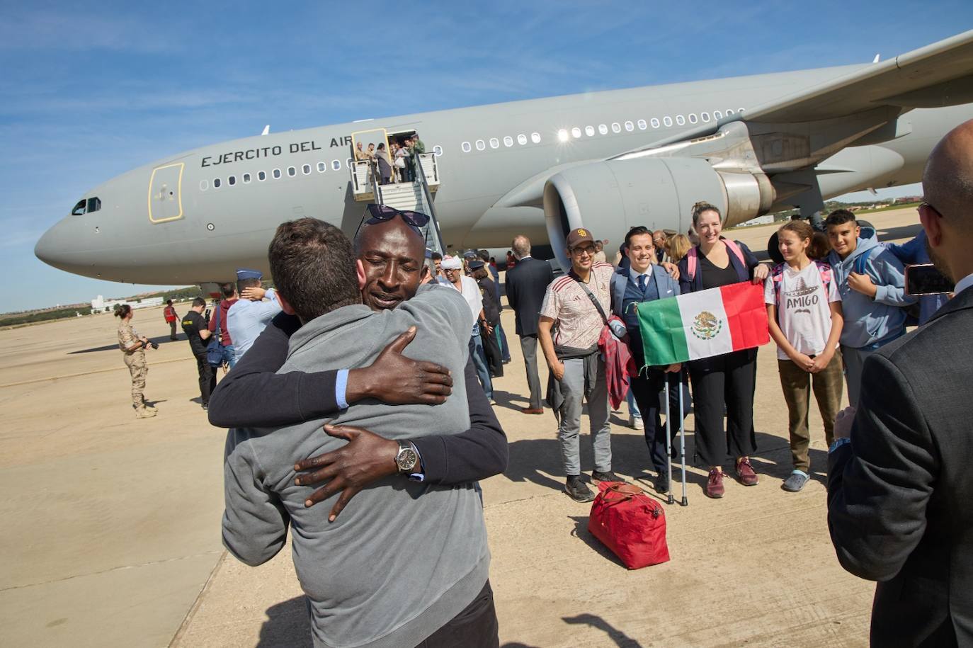 Varios de los evacuados de Sudán en la base aérea de Torrejón de Ardoz