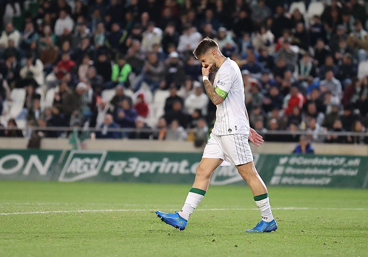 Casas se lamenta de una ocasión fallida durante un partido en El Arcángel