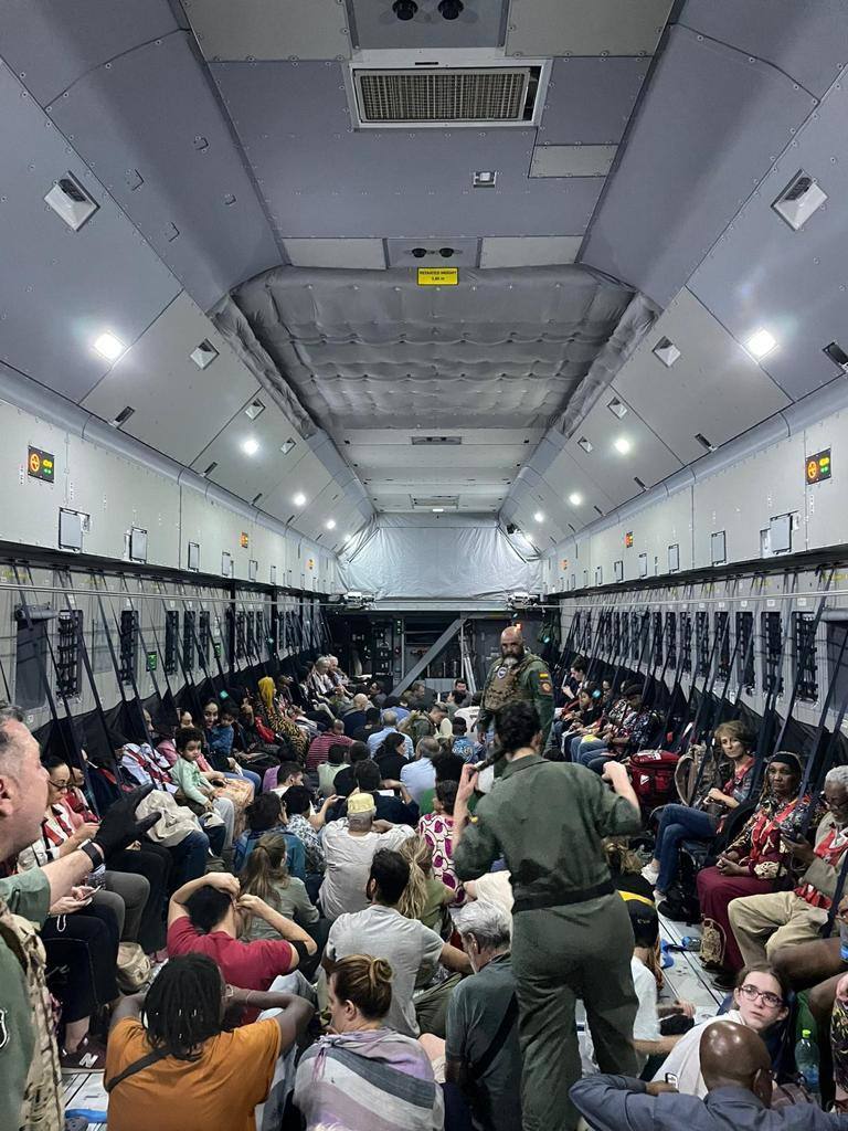 Los evacuados en el interior de la aeronave