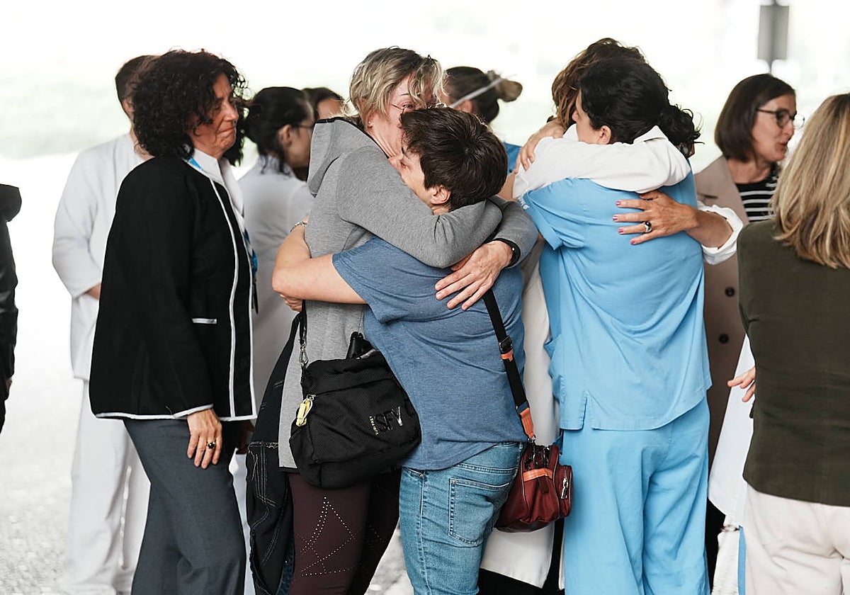 Familiares abrazándose tras el fallecimiento en Bilbao de una víctima, natural del País Vasco