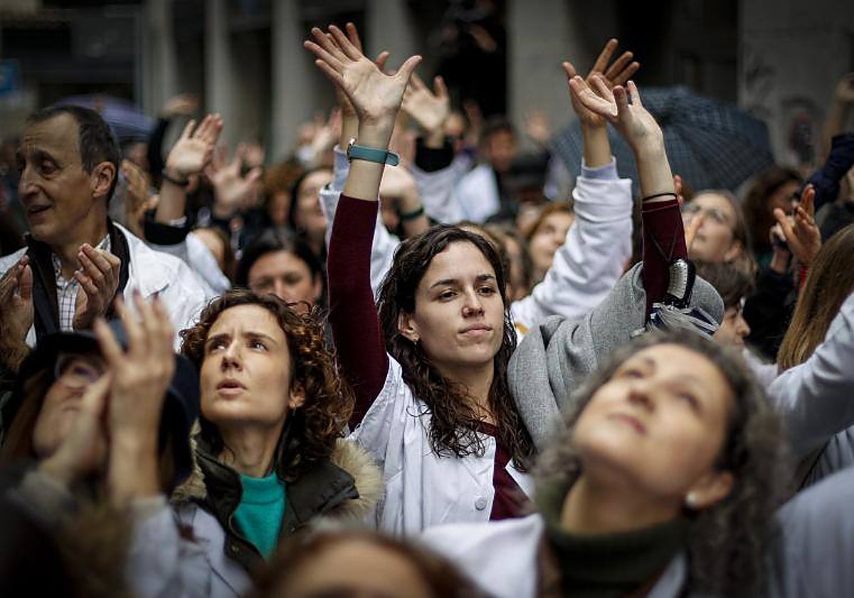 Médicos de familia y pediatras en huelga, durante una protesta en Madrid