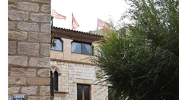 Edificio consistorial de Montblanc (Tarragona) con las banderas oficiales pero que no se pueden ver desde la entrada del edificio