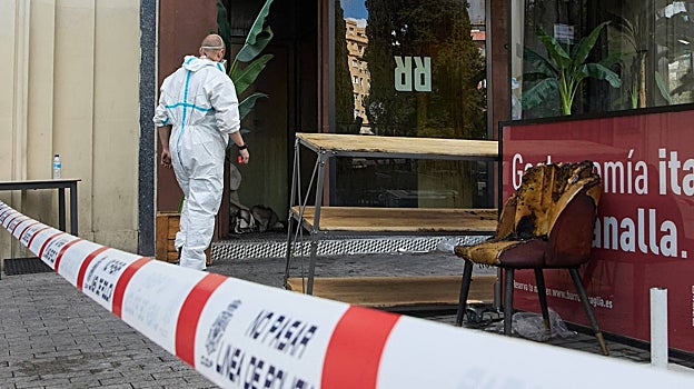 La Policía Científica, ayer, en el lugar de los hechos